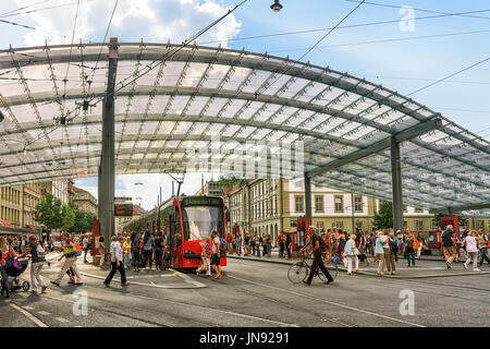 Bern, Schweiz - 31. August 2016: Passagiere am Bahnhof am Bahnhofplatz in Bern, Bern-Mittelland Bezirk, Schweiz Stockfoto