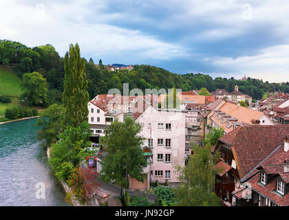 Bern, Schweiz - 31. August 2016: Bern Stadtlandschaft mit Fluss Aare und Häuser, Bezirk Bern-Mittelland, Schweiz. Stockfoto