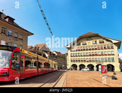 Bern, Schweiz - 31. August 2016: Running Straßenbahn- und Menschen am Casinoplatz in Bern, Bern-Mittelland Bezirk, Schweiz. Stockfoto