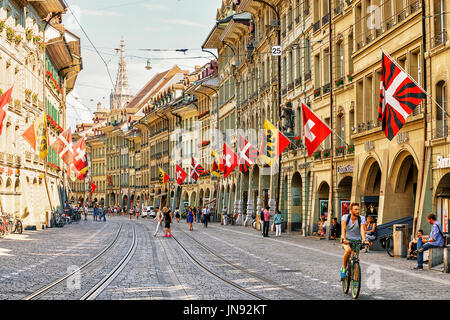Bern, Schweiz - 31. August 2016: Menschen an der Marktgasse Street in Altstadt Zentrum von Bern, Bern-Mittelland, Schweiz Stockfoto