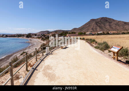 Wanderweg an der Mittelmeerküste zwischen den Städten Isla Plana und La Azohia. Provinz Murcia, Spanien Stockfoto