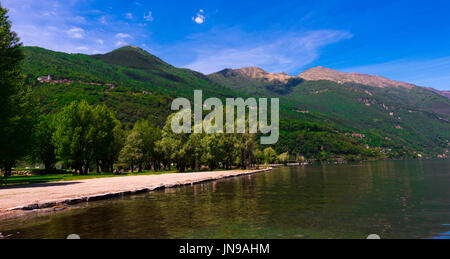 Blick auf den Park und Baden Strand von Cannobio - Lago Maggiore, Verbania, Piemont, Italien Stockfoto