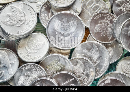 Nahaufnahme Bild des indonesischen Rupiah-Münzen, geringe Schärfentiefe. Stockfoto