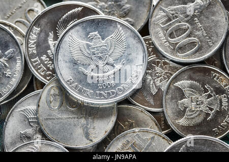 Nahaufnahme Bild des indonesischen Rupiah-Münzen, geringe Schärfentiefe. Stockfoto