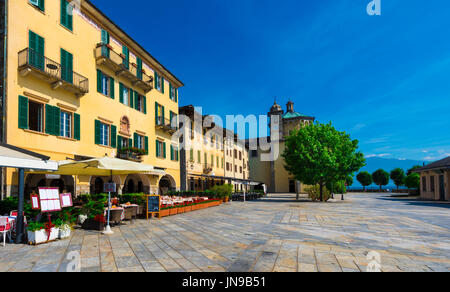 Die Seepromenade und und das Santuario della Santissima Pietà in Cannobio - Lago Maggiore, Verbania, Piemont, Italien Stockfoto