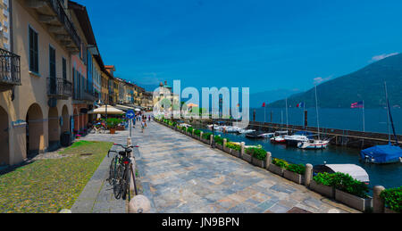 Die Seepromenade und und das Santuario della Santissima Pietà in Cannobio - Lago Maggiore, Verbania, Piemont, Italien Stockfoto