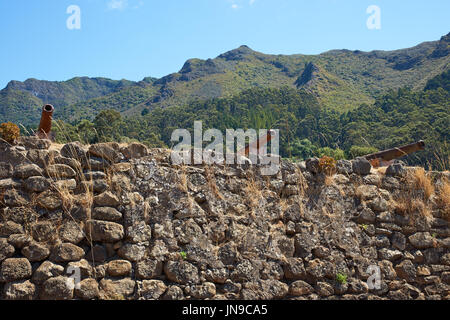 Historische spanische Festung mit Blick auf Cumberland Bay und die Stadt San Juan Bautista auf der Robinson Crusoe Insel in der Juan-Fernández-Inseln, Chile Stockfoto