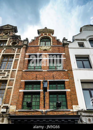 Altes, aber renoviert Fenster im historischen Teil von Bruxelles, Belgien Stockfoto
