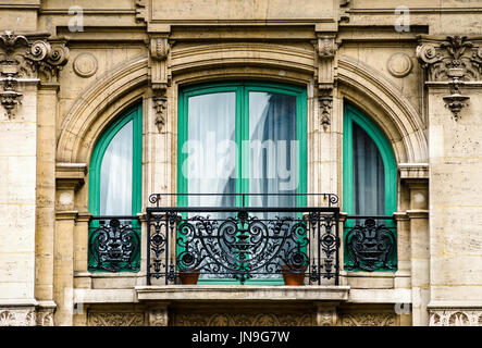 Altes, aber renoviert Fenster im historischen Teil von Bruxelles, Belgien Stockfoto