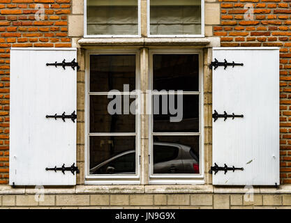 Altes, aber renoviert Fenster im historischen Teil von Bruxelles, Belgien Stockfoto