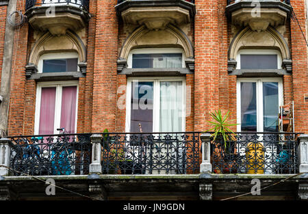 Altes, aber renoviert Fenster im historischen Teil von Bruxelles, Belgien Stockfoto