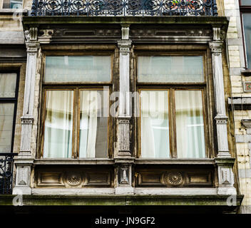 Altes, aber renoviert Fenster im historischen Teil von Bruxelles, Belgien Stockfoto