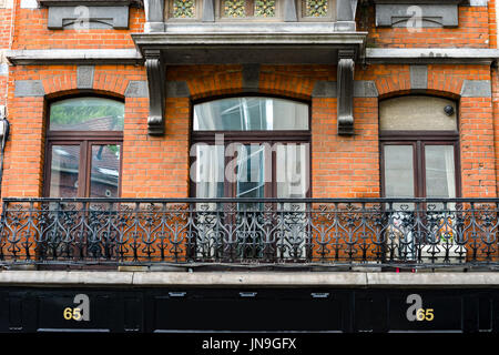 Altes, aber renoviert Fenster im historischen Teil von Bruxelles, Belgien Stockfoto