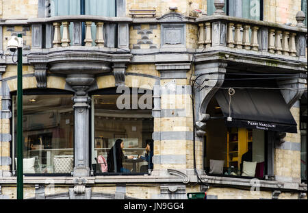 Altes, aber renoviert Fenster im historischen Teil von Bruxelles, Belgien Stockfoto