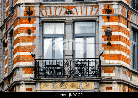 Altes, aber renoviert Fenster im historischen Teil von Bruxelles, Belgien Stockfoto