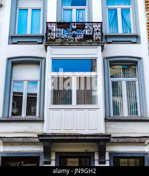 Altes, aber renoviert Fenster im historischen Teil von Bruxelles, Belgien Stockfoto