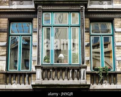 Altes, aber renoviert Fenster im historischen Teil von Bruxelles, Belgien Stockfoto