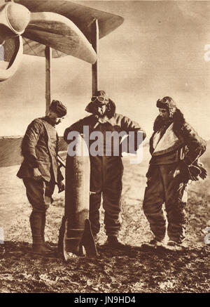 Britische Flieger, die Zerstörungskraft der Bombe zu betrachten müssen sie liefern, ww1 Stockfoto