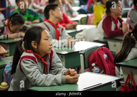 Schülerinnen und Schüler besuchen eine Lektion in einem Klassenzimmer Stockfoto