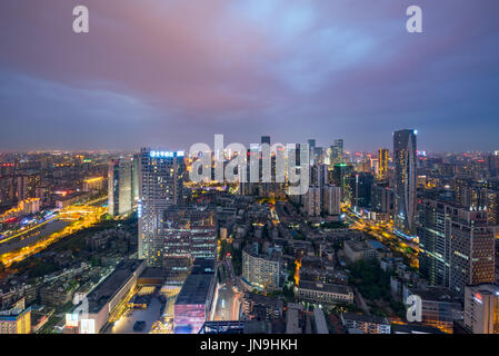 Chengdu-Skyline bei Nacht an einem bewölkten Tag Stockfoto