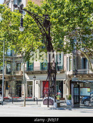 Einer der verzierten Straßenbeleuchtung in Barcelona von Antoni Gaudí entworfen Stockfoto