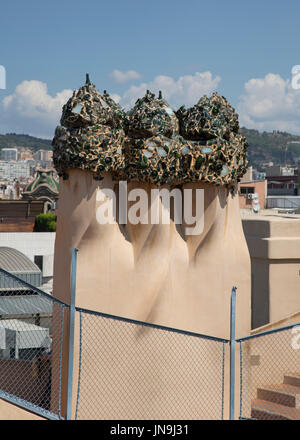 Die dekorative Schornstein und Ventilatoren auf dem Dach der Casa Mila, eines Gaudis Häuser in Barcelona Stockfoto