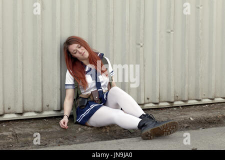 Junge Frau in einem Cosplay Kostüm handeln herum und posiert. Stockfoto