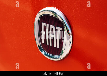 NOVI SAD, Serbien - 20. Juli 2017: Fiat Automobiles Logo, der größte Automobilhersteller in Italien, Teil von Fiat Chrysler Automobile. Stockfoto