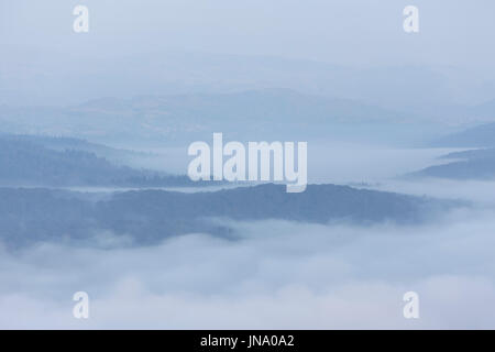 am frühen Morgen nebligen Bergen von Lake Windermere, Lake District-Nationalpark, Cumbria, England, uk-gb Stockfoto