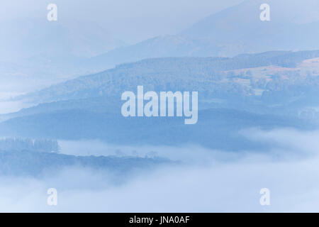 am frühen Morgen nebligen Bergen von Lake Windermere, Lake District-Nationalpark, Cumbria, England, uk-gb Stockfoto