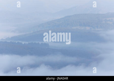 am frühen Morgen nebligen Bergen von Lake Windermere, Lake District-Nationalpark, Cumbria, England, uk-gb Stockfoto