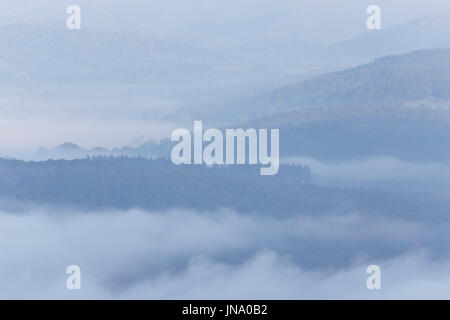 am frühen Morgen nebligen Bergen von Lake Windermere, Lake District-Nationalpark, Cumbria, England, uk-gb Stockfoto