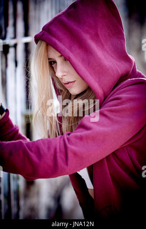 Launisch Mädchen in hoody in düstere, urbane Umgebung. Stockfoto