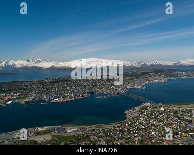 Blick hinunter auf die Stadt Tromsø vom Fjellstua-Aussichtspunkt Panoramablick des Archipels schöne Altstadt und die erstaunliche Sunnmøre Alpen Stockfoto