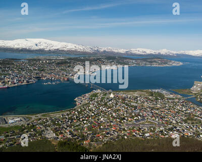 Blick hinunter auf die Stadt Tromsø vom Fjellstua-Aussichtspunkt Panoramablick des Archipels schöne Altstadt und die erstaunliche Sunnmøre Alpen Stockfoto