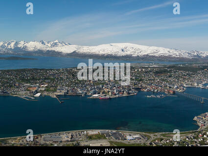 Blick hinunter auf die Stadt Tromsø vom Fjellstua-Aussichtspunkt Panoramablick des Archipels schöne Altstadt und die erstaunliche Sunnmøre Alpen Stockfoto