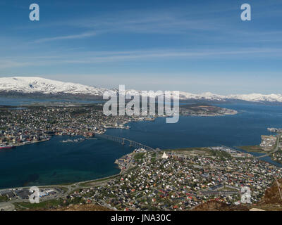 Blick hinunter auf die Stadt Tromsø vom Fjellstua-Aussichtspunkt Panoramablick des Archipels schöne Altstadt und die erstaunliche Sunnmøre Alpen Stockfoto