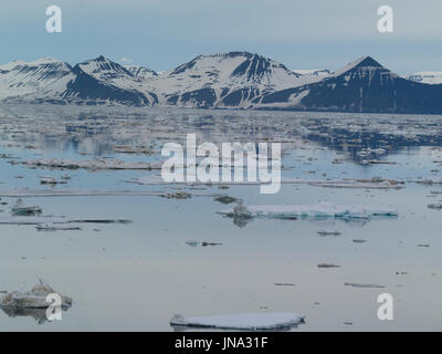 Eisschollen auf Gewässern des Storfjorden sehr salzigen Bucht zwischen Spitzbergen Insel im Westen und den Inseln Barentsøya und Edgeøya im Osten Stockfoto