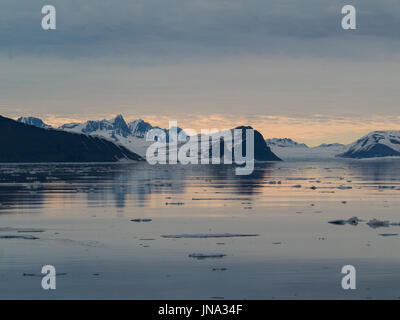 Eisschollen auf Gewässern des Storfjorden große Sole Bucht zwischen Spitzbergen Insel im Westen und den Inseln Barentsøya und Edgeøya im Osten Stockfoto