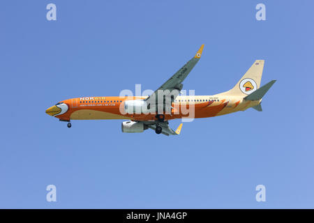 CHIANGMAI, THAILAND - 5. Februar 2014: HS-DBF Boeing 737-800 der man (Low-Cost-Airline), Landung in Chiangmai Flughafen von Bangkok Don Muang Airp Stockfoto