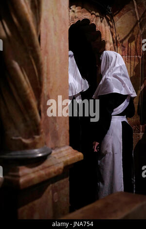 Russisch-orthodoxe Nonnen Eintritt in die Kapelle der Engel an der Aedikula oder Anastasia Rotunde in Kirche des Heiligen Grabes in der Christian Quarter Altstadt Ost-Jerusalem Israel Stockfoto