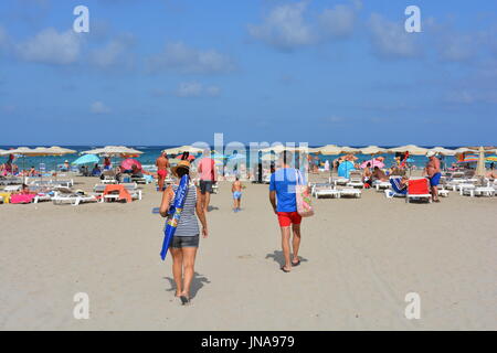 Junges Paar geht zum Arenal Strand in Javea an der Costa Blanca, Spanien. Stockfoto