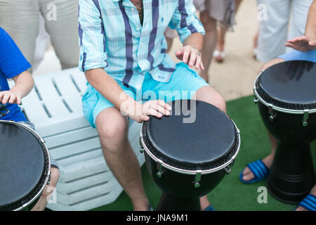 Schlagzeug, Percussion-Instrumente und Kulturbegriff - Closeup auf den Händen der Musiker spielen elektonische türkische Darbuka, Sommer im freien konzertante Aufführung, e Stockfoto