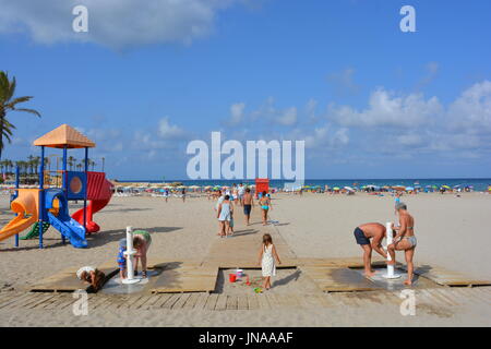 Waschen den Sand vor dem Verlassen des Arenal Strand in Javea an der Costa Blanca, Spanien Stockfoto