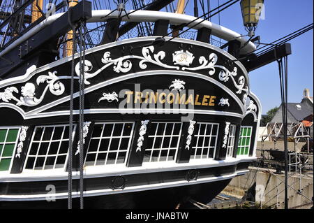 AJAXNETPHOTO. 19. JULI 2016. HARTLEPOOL, ENGLAND. -HISTORISCHES SCHIFF MUSEUM - DIE RESTAURIERTEN 19. JAHRHUNDERT FREGATTE HMS TRINCOMALEE (EX T.S.FOUDROYANT, EX-TRINCOMALEE.). STERN-GALERIE DETAIL. FOTO: TONY HOLLAND/AJAX REF: DTH161907 32252 Stockfoto