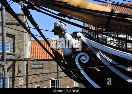 AJAXNETPHOTO. 19. JULI 2016. HARTLEPOOL, ENGLAND. -HISTORISCHES SCHIFF MUSEUM - DIE RESTAURIERTEN 19. JAHRHUNDERT FREGATTE HMS TRINCOMALEE (EX T.S.FOUDROYANT, EX-TRINCOMALEE.). BOGEN UND GALIONSFIGUR DETAIL FOTO: TONY HOLLAND/AJAX REF: DTH161907 32261 Stockfoto