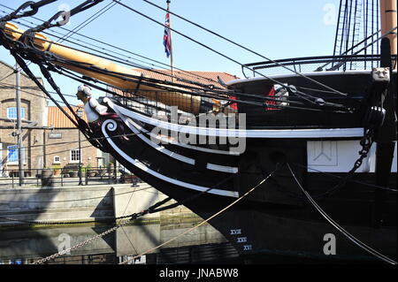 AJAXNETPHOTO. 19. JULI 2016. HARTLEPOOL, ENGLAND. -HISTORISCHES SCHIFF MUSEUM - DIE RESTAURIERTEN 19. JAHRHUNDERT FREGATTE HMS TRINCOMALEE (EX T.S.FOUDROYANT, EX-TRINCOMALEE.). BOGEN UND GALIONSFIGUR DETAIL FOTO: TONY HOLLAND/AJAX REF: DTH161907 32263 Stockfoto