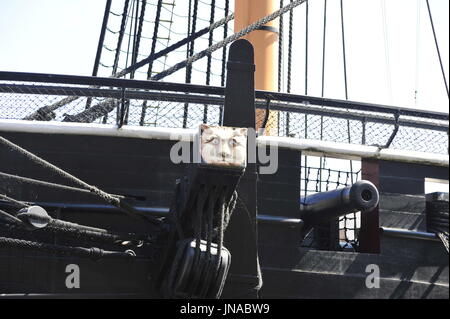 AJAXNETPHOTO. 19. JULI 2016. HARTLEPOOL, ENGLAND. -HISTORISCHES SCHIFF MUSEUM - DIE RESTAURIERTEN 19. JAHRHUNDERT FREGATTE HMS TRINCOMALEE (EX T.S.FOUDROYANT, EX-TRINCOMALEE.). ANKERBALKEN DETAIL. FOTO: TONY HOLLAND/AJAX REF: DTH161907 32264 Stockfoto