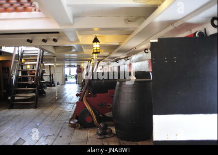 AJAXNETPHOTO. 19. JULI 2016. HARTLEPOOL, ENGLAND. -HISTORISCHES SCHIFF MUSEUM - DIE RESTAURIERTEN 19. JAHRHUNDERT FREGATTE HMS TRINCOMALEE (EX T.S.FOUDROYANT, EX-TRINCOMALEE.). GUNDECK DETAIL. FOTO: TONY HOLLAND/AJAX REF: DTH161907 32289 Stockfoto