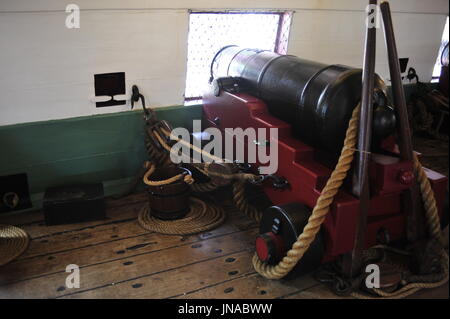 AJAXNETPHOTO. 19. JULI 2016. HARTLEPOOL, ENGLAND. -HISTORISCHES SCHIFF MUSEUM - DIE RESTAURIERTEN 19. JAHRHUNDERT FREGATTE HMS TRINCOMALEE (EX T.S.FOUDROYANT, EX-TRINCOMALEE.). KANONE UND LAFETTE. FOTO: TONY HOLLAND/AJAX REF: DTH161907 32292 Stockfoto